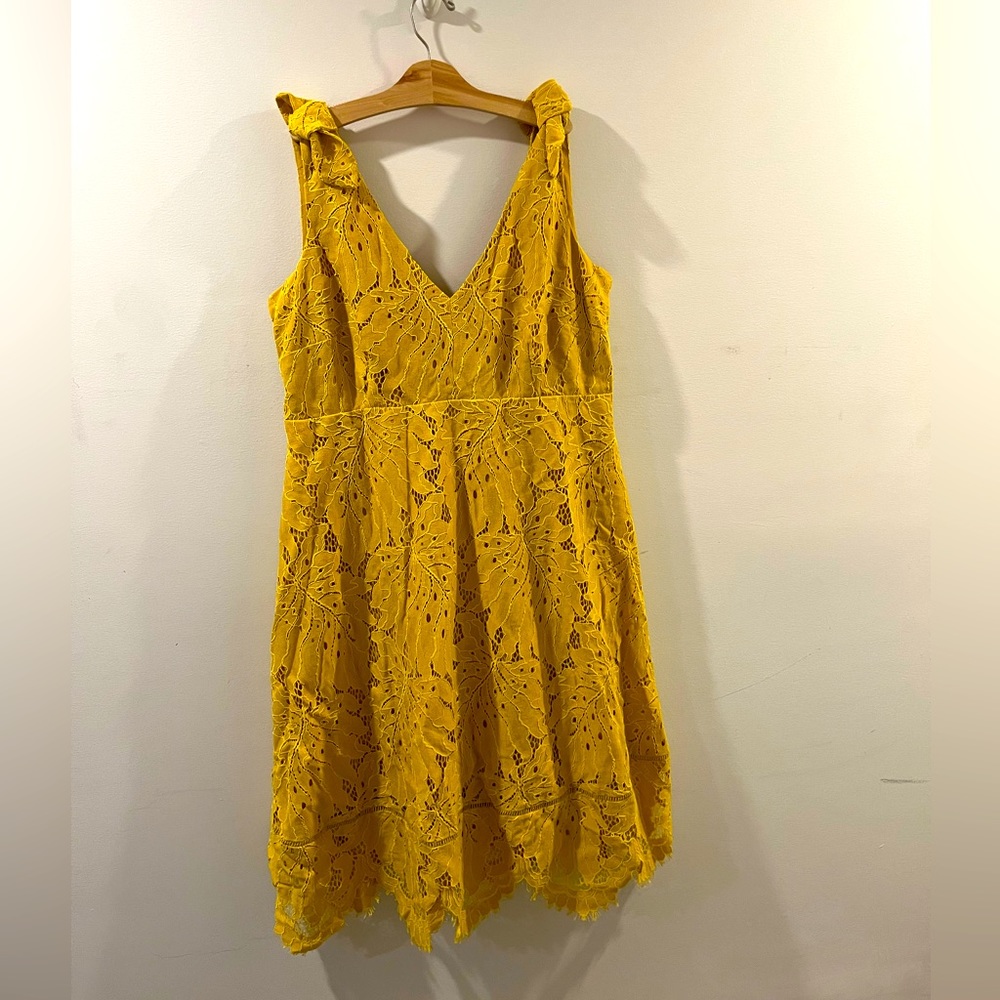 Pea in the Pod Yellow lace maternity dress SZ L (12-16) handkerchief hem - Picture 2 of 4